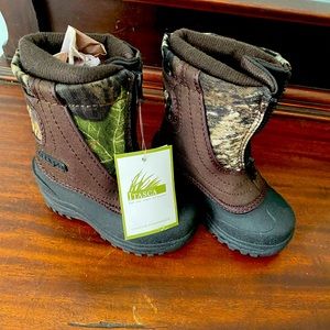Itasca kids snow boots new in box size 9